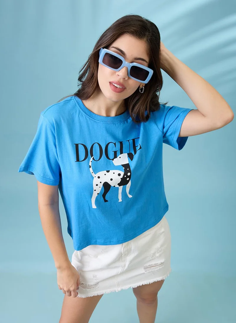 جلو باص تيشيرت نسائي أزرق بطبعة جرافيك بياقة دائرية وأكمام قصيرة بقصة واسعة